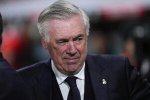 Carlo Ancelotti sorridente in panchina