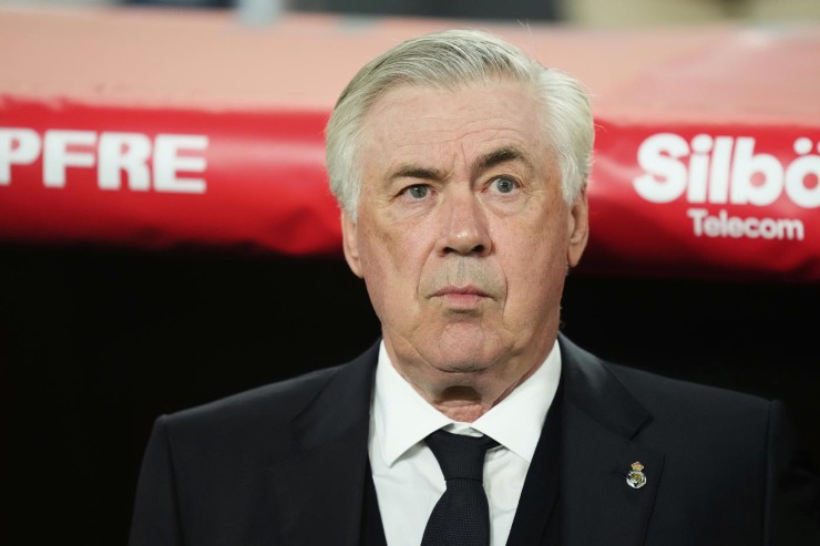 Carlo Ancelotti serio in panchina 