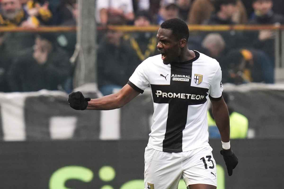Ange Yoan Bonny del Parma esulta dopo un gol   