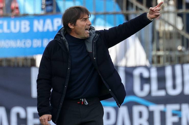 Antonio Conte dà indicazioni dalla panchina