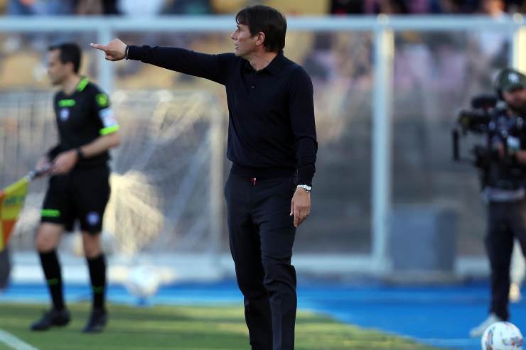 Antonio Conte dà indicazioni dalla panchina