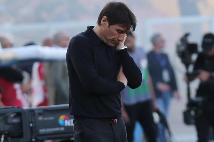 Antonio Conte pensieroso ed afflitto