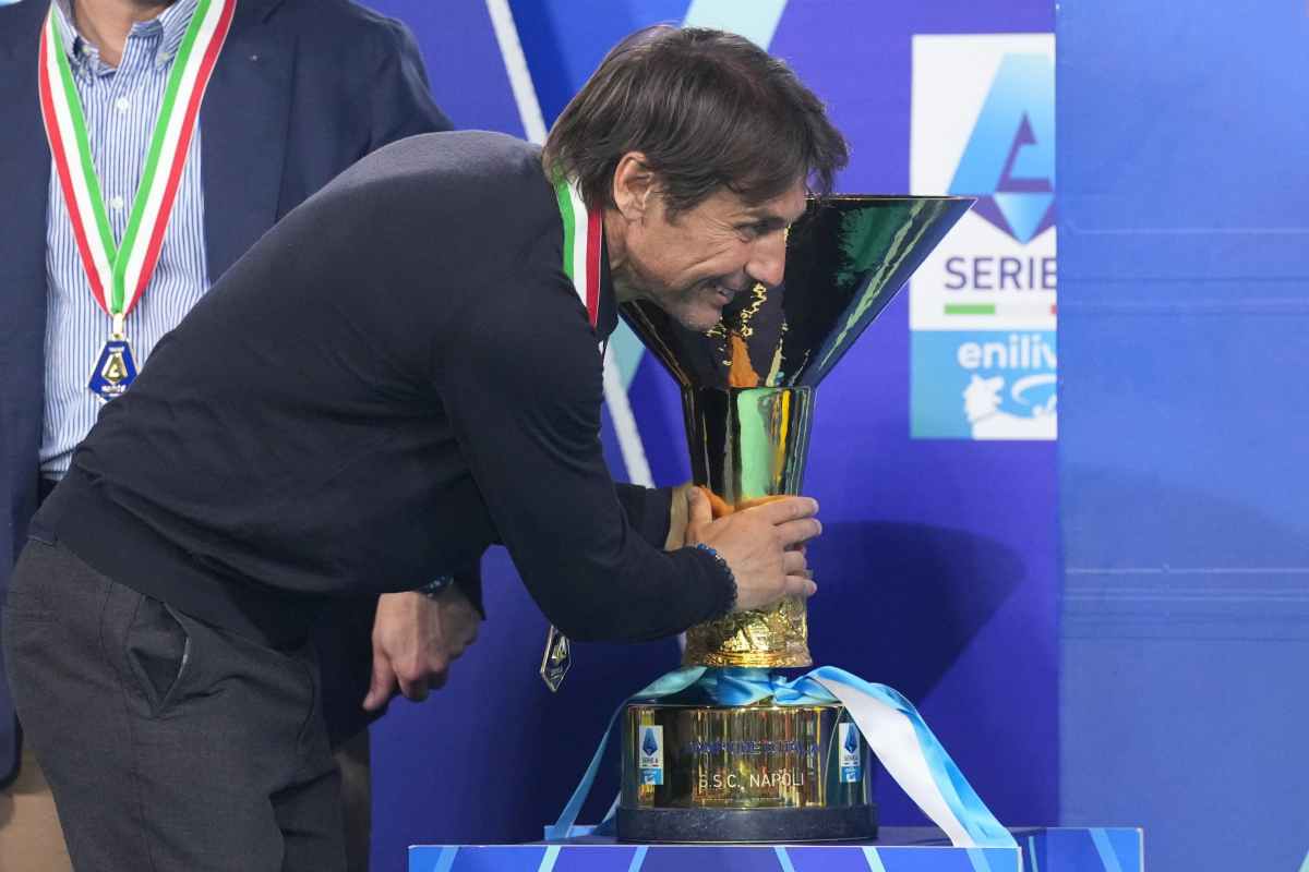 Antonio Conte con la coppa scudetto 