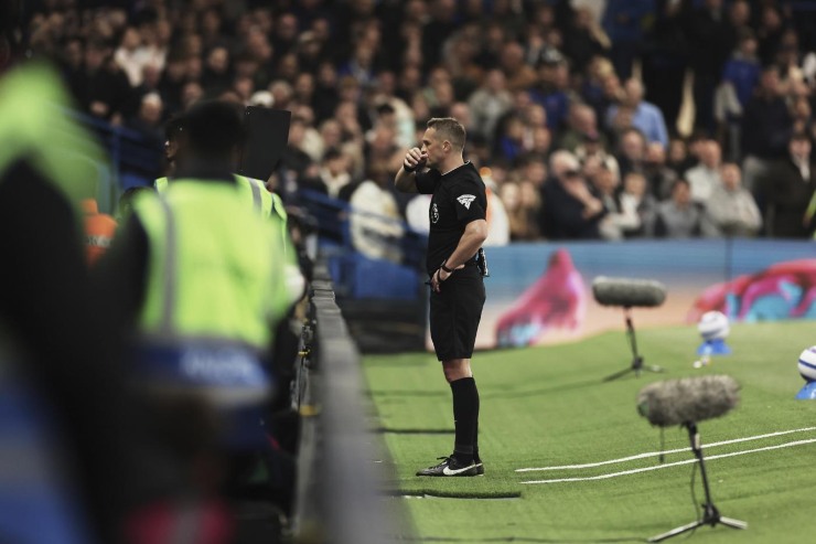 L'arbitro al monitor del VAR