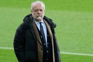 Aurelio De Laurentiis pensieroso in campo