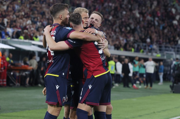 I giocatori del Bologna esultano per un gol 