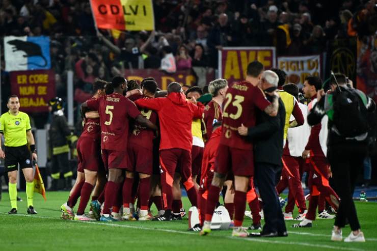Calciatori della Roma esultano