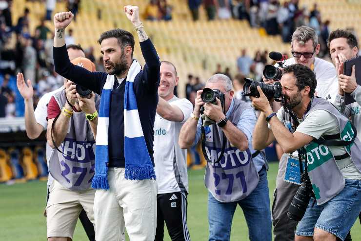 Cesc Fabregas festeggia la salvezza del Como