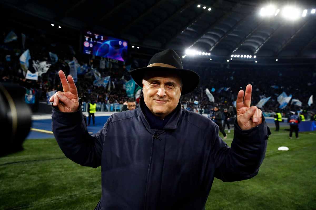 Claudio Lotito con cappello in testa