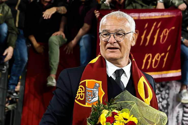 Claudio Ranieri sorride omaggiato dalla curva
