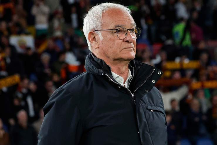 Claudio Ranieri pensieroso in primo piano