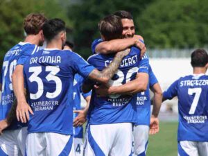 Il Como esulta dopo un gol