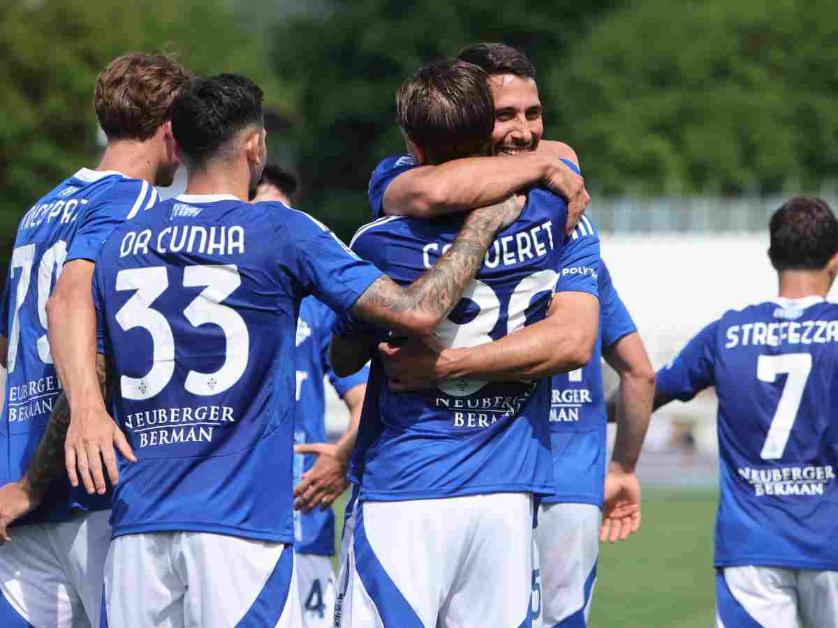 Il Como esulta dopo un gol