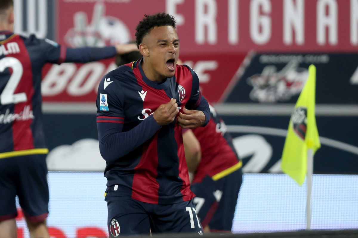 Dan Ndoye esulta con la maglia del Bologna