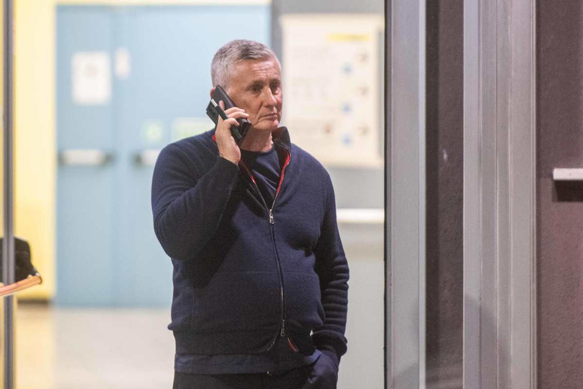 Daniele Prade, ds della Fiorentina, mentre parla al telefono
