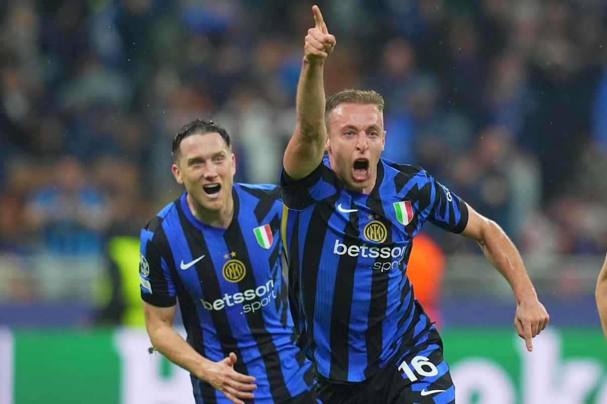Davide Frattesi esulta dopo il gol al Barcellona