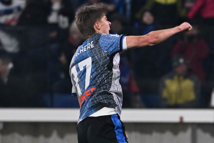 Charles De Ketelaere esulta dopo un gol
