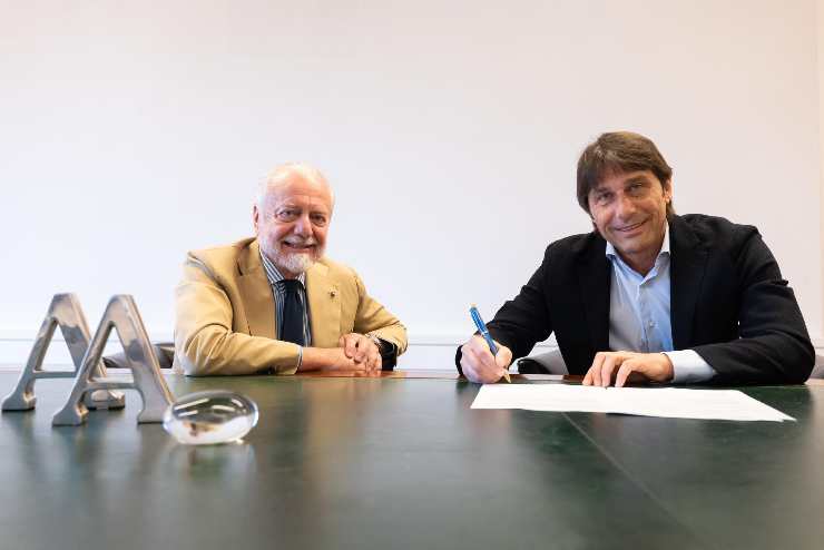 Conte alla firma del contratto con il Napoli