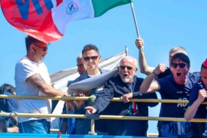 De Laurentiis e Conte esultano sull'autobus durante la sfilata