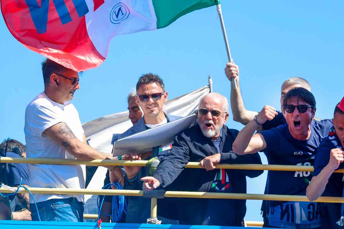 De Laurentiis e Conte esultano sull'autobus durante la sfilata