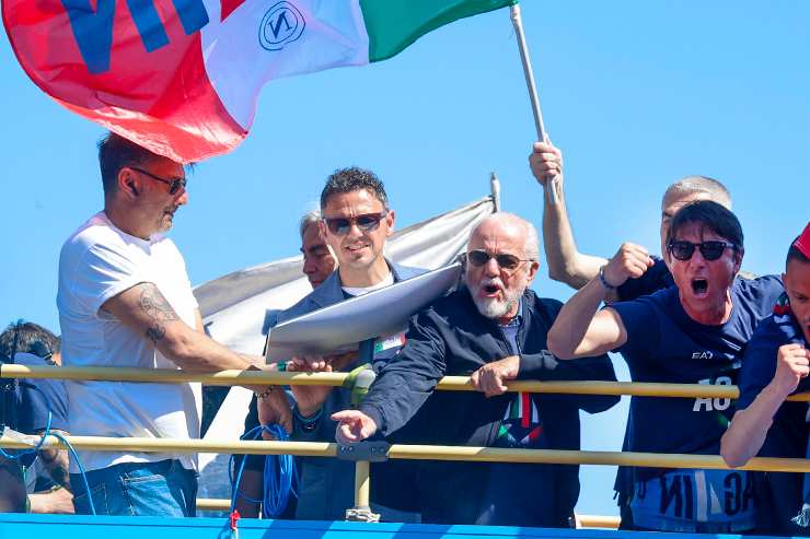 De Laurentiis e Conte festeggiano sul bus scoperto