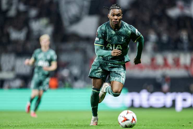 Destiny Udogie in azione con la maglia del Tottenham