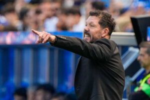 Diego Simeone dà indicazioni dalla panchina