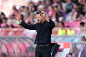 Diego Simeone alza le mani