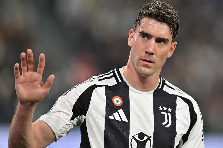 Dusan Vlahovic saluta i tifosi bianconeri
