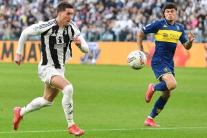 Dusan Vlahovic in azione contro il Genoa
