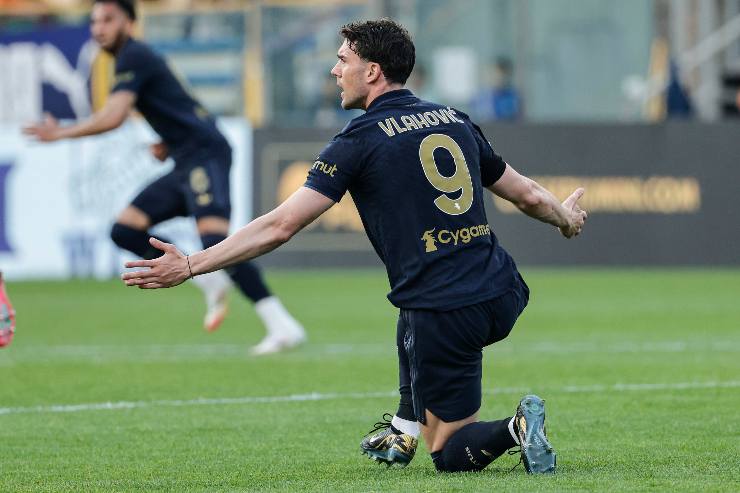 Dusan Vlahovic si lamenta in campo