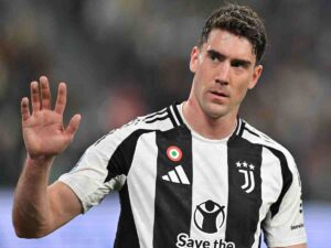 Dusan Vlahovic saluta i tifosi della Juventus