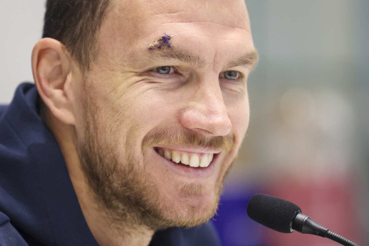 Edin Dzeko sorride in conferenza stampa