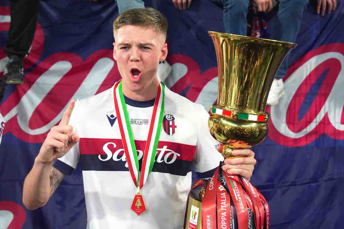 Emil Holm del Bologna mostra la Coppa Italia