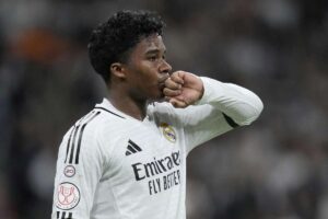 Endrick festeggia per un gol