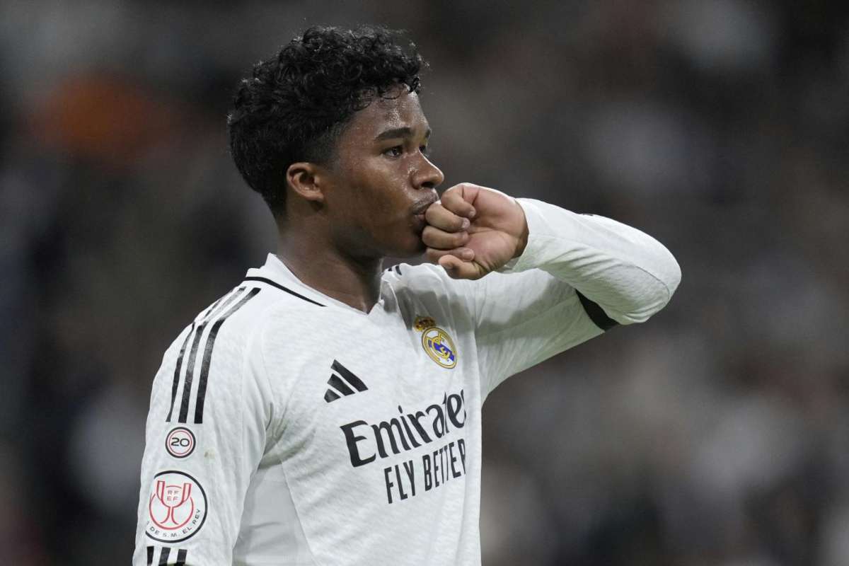 Endrick festeggia per un gol
