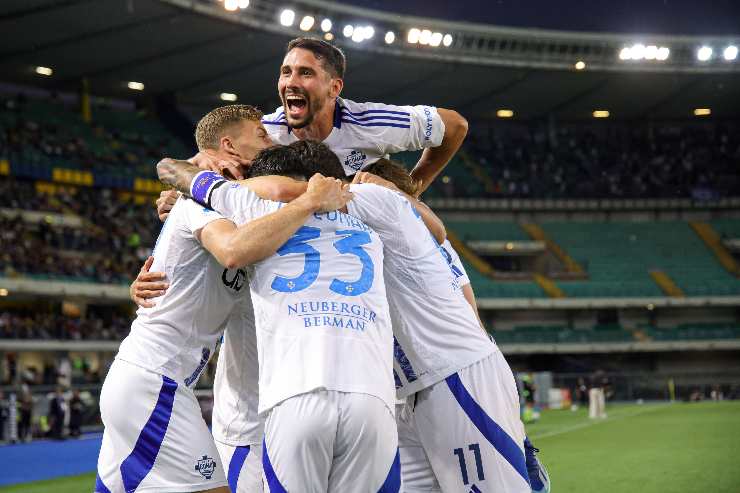 I calciatori del Como esultano dopo un gol