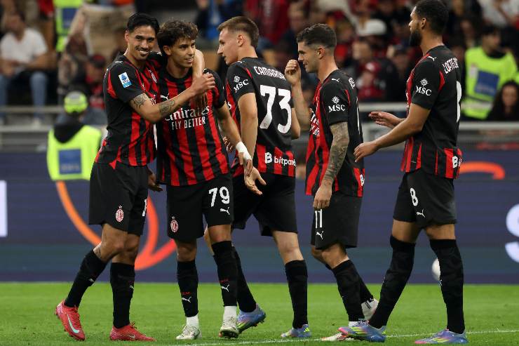 I calciatori del Milan esultano dopo un gol