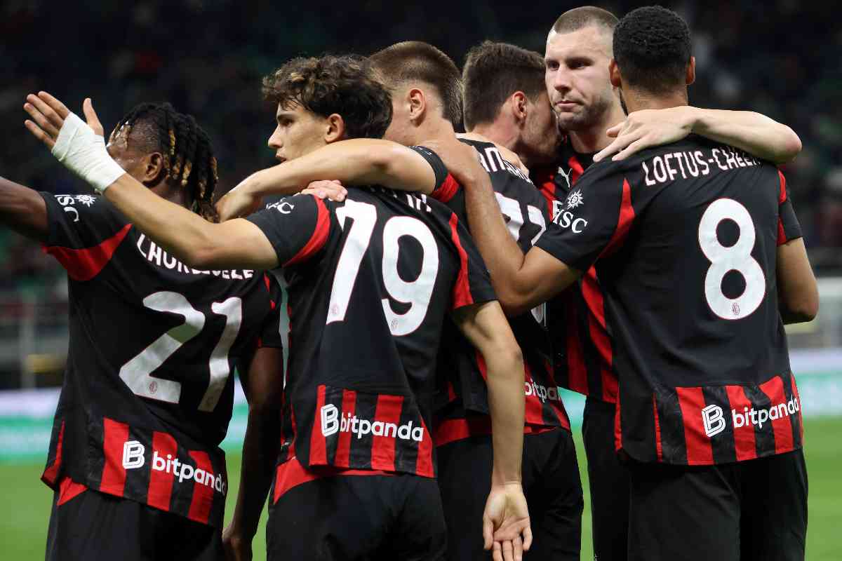 I calciatori del Milan esultano dopo un gol