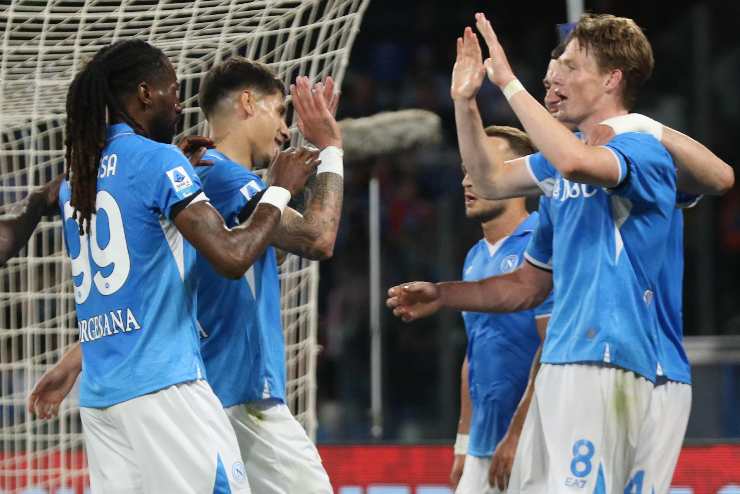 I calciatori del Napoli esultano dopo un gol