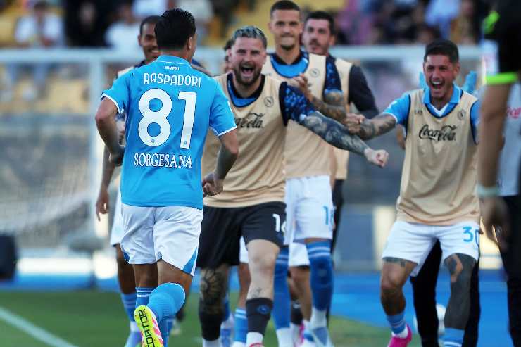 I calciatori del Napoli esultano dopo il gol contro il Lecce