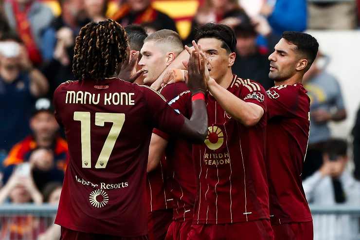 Calciatori della Roma esultano