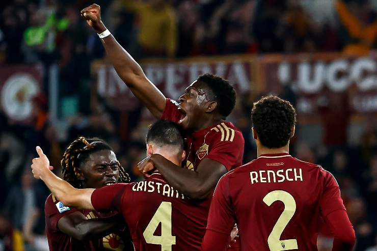 I calciatori della Roma esultano dopo un gol