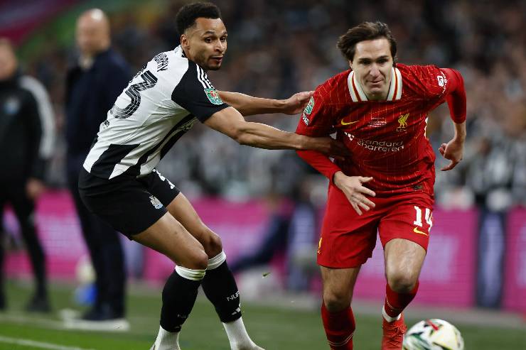 Federico Chiesa in azione contro il Newcastle