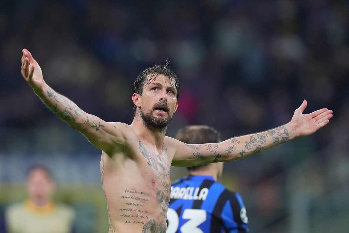 Francesco Acerbi esulta al termine di Inter-Barcellona