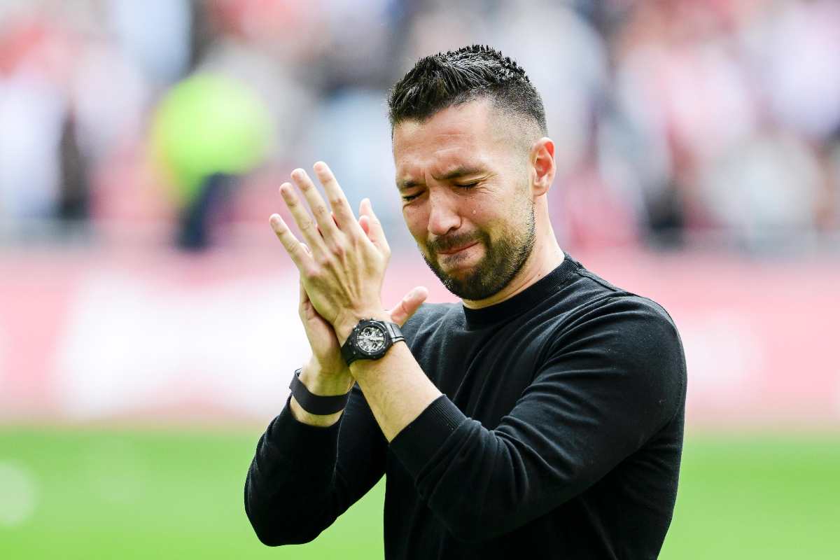 Francesco Farioli piange uscendo dalla Johann Cruyff Arena