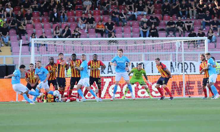 Giacomo Raspadori calcia la punizione del gol del Napoli