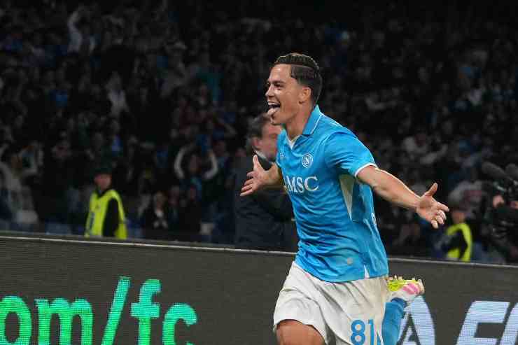 Giacomo Raspadori esulta dopo il gol 