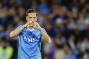 Giacomo Raspadori esulta dopo il gol al Genoa