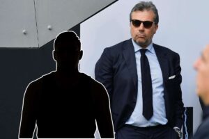 Giuntoli osserva pensieroso